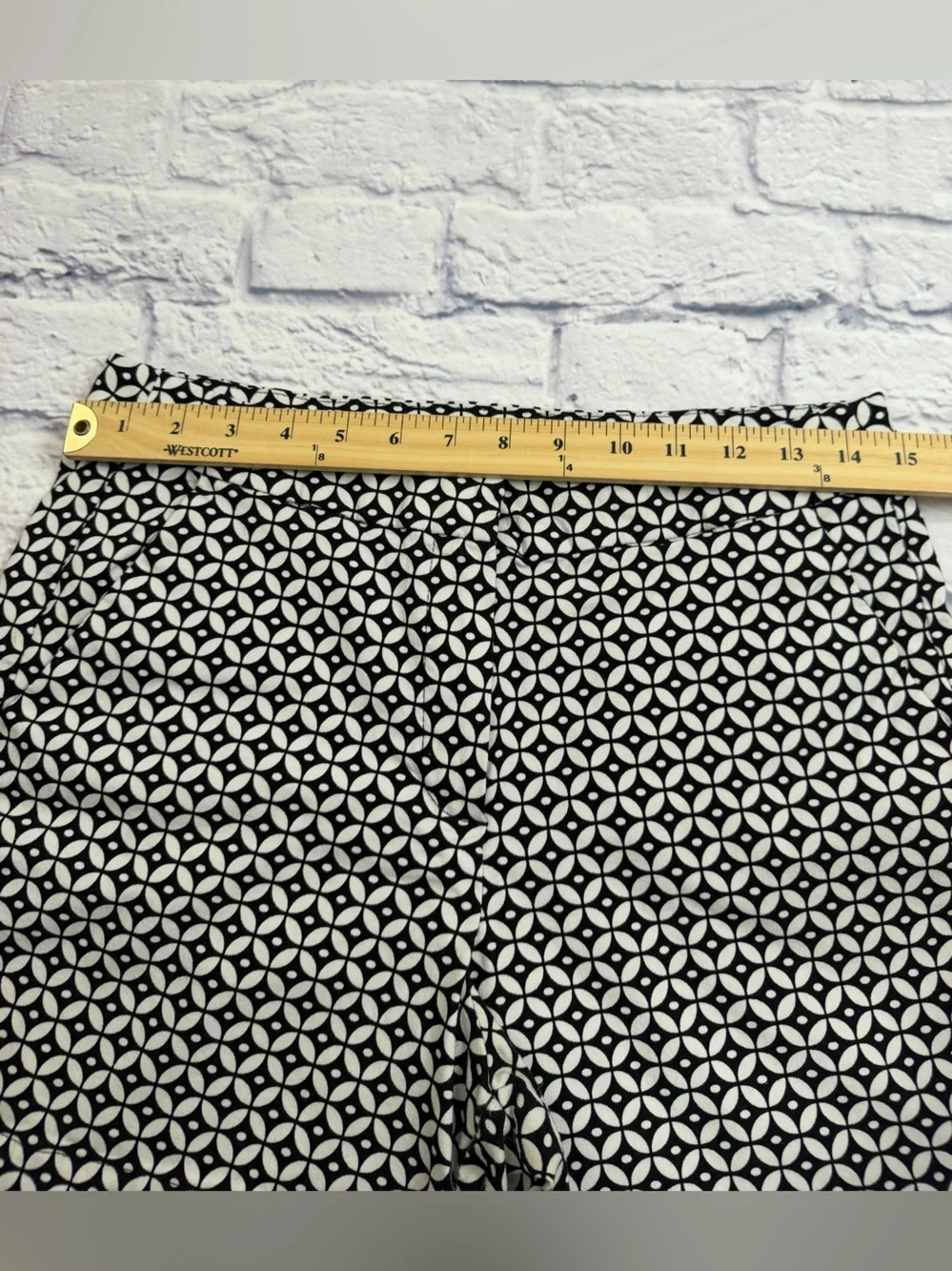Black & White Geometric Scallop Hem Women's Shorts. Size Medium.